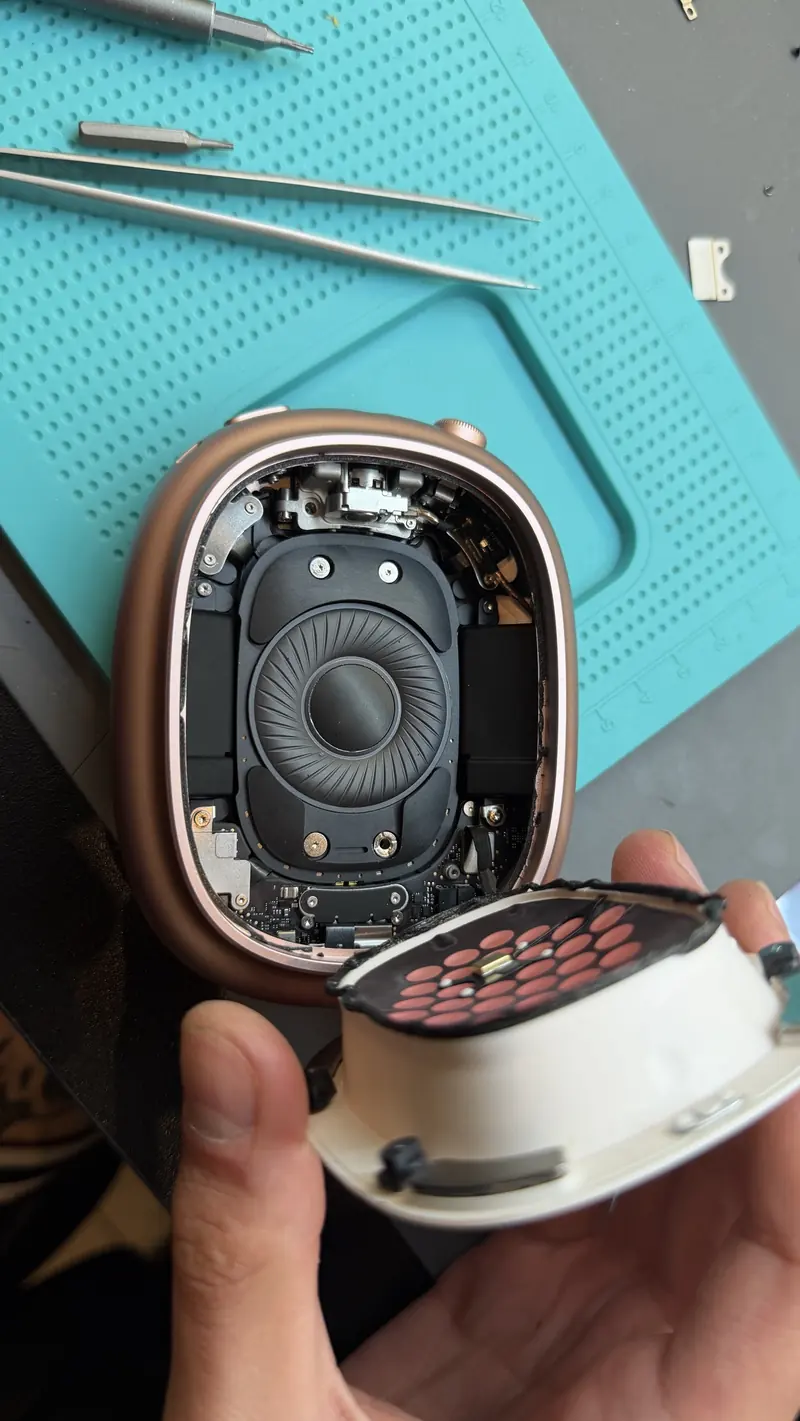 Динамік AirPods Max під час ремонту