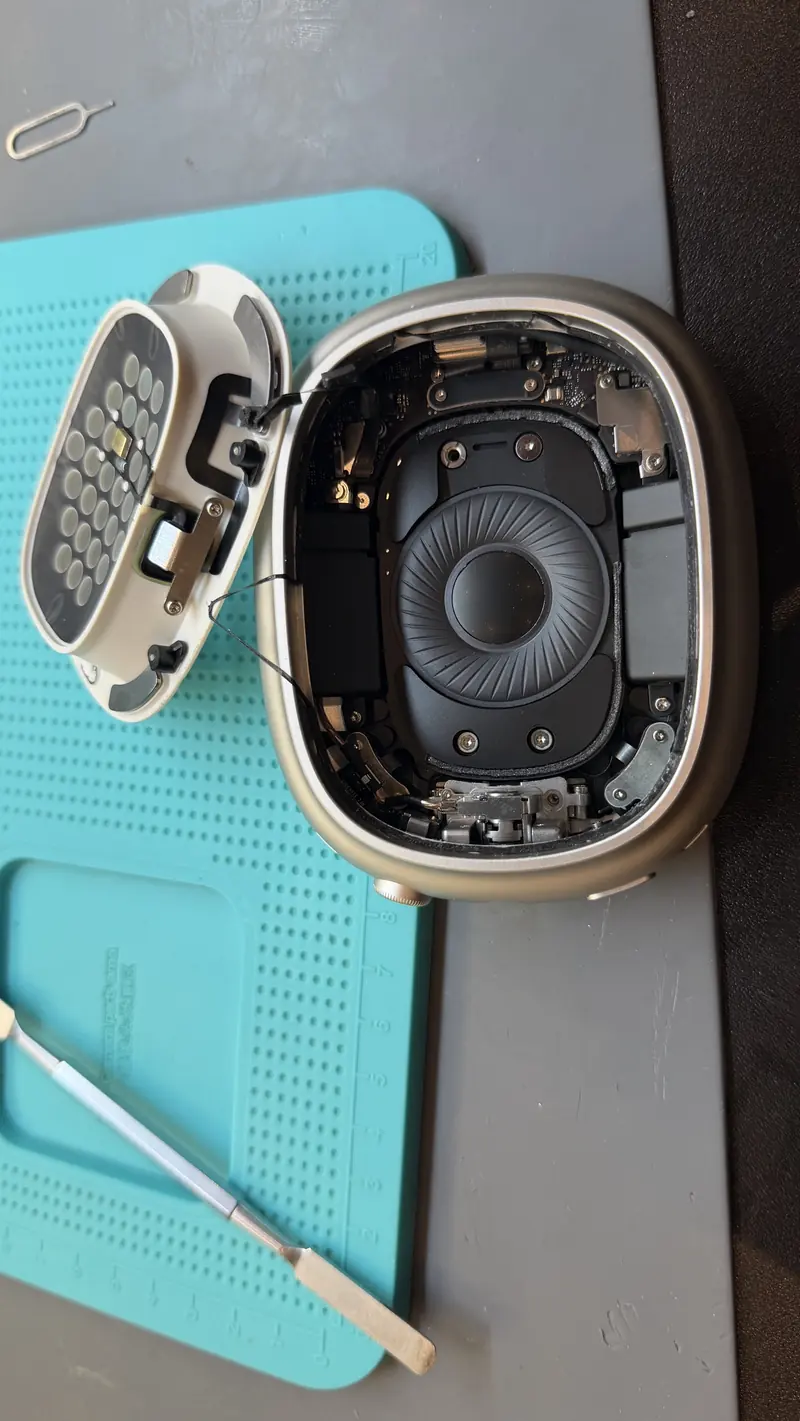 Розібрана чашка AirPods Max