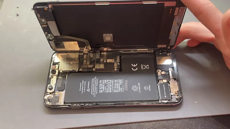 iPhone 11 Pro Max із відкритим дисплеєм