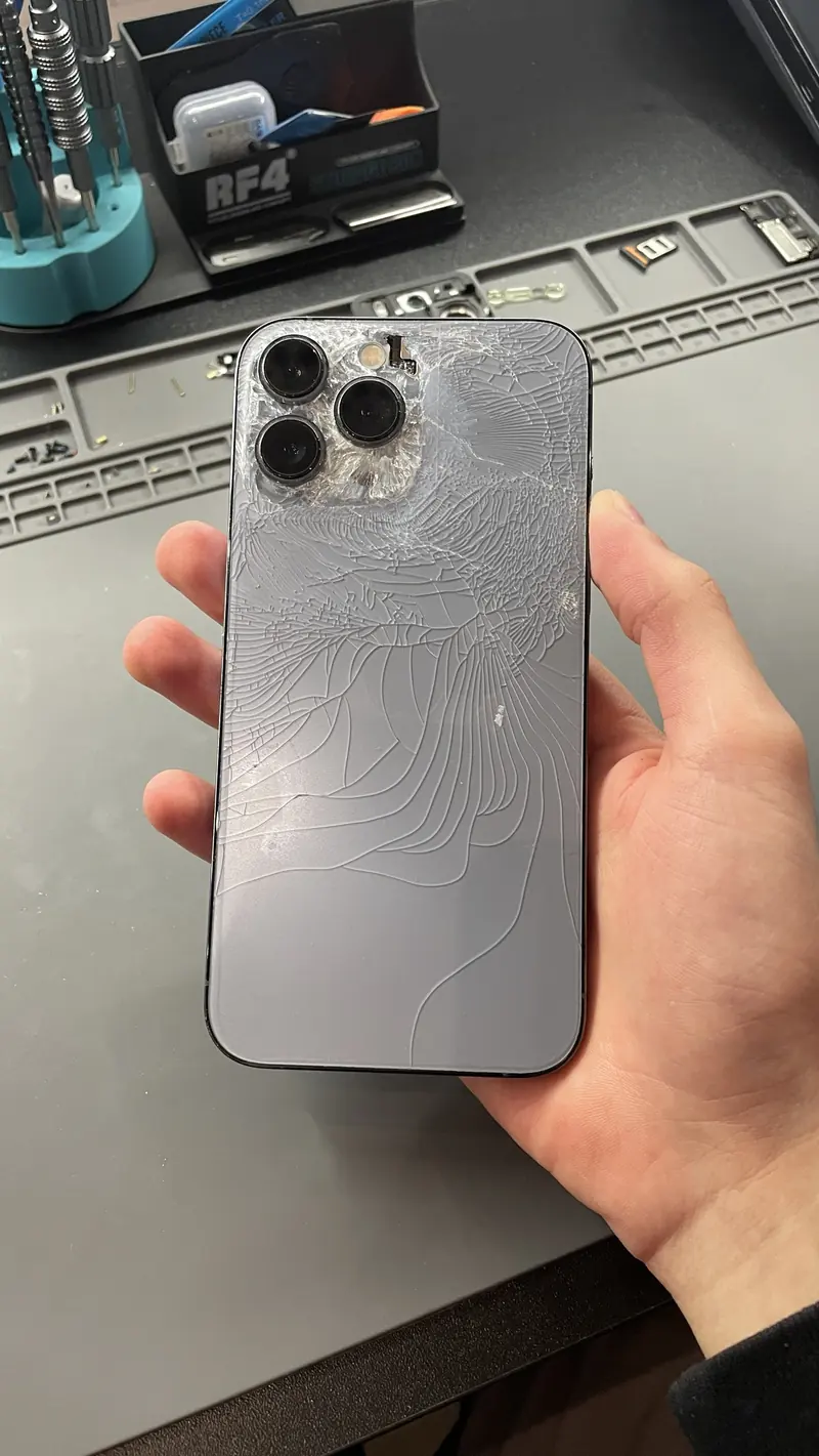 iPhone 13 Pro з розбитим заднім склом