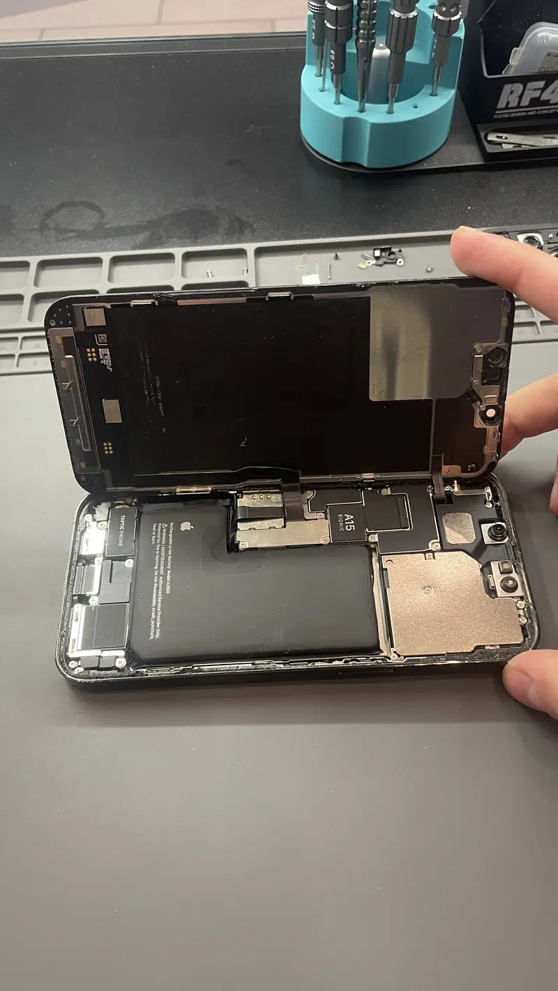 iPhone 13 Pro із відкритим дисплеєм