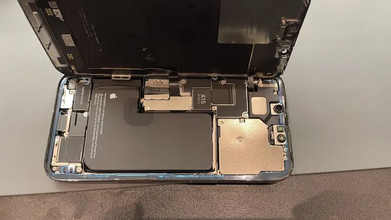 iPhone 13 Pro під час заміни дисплея