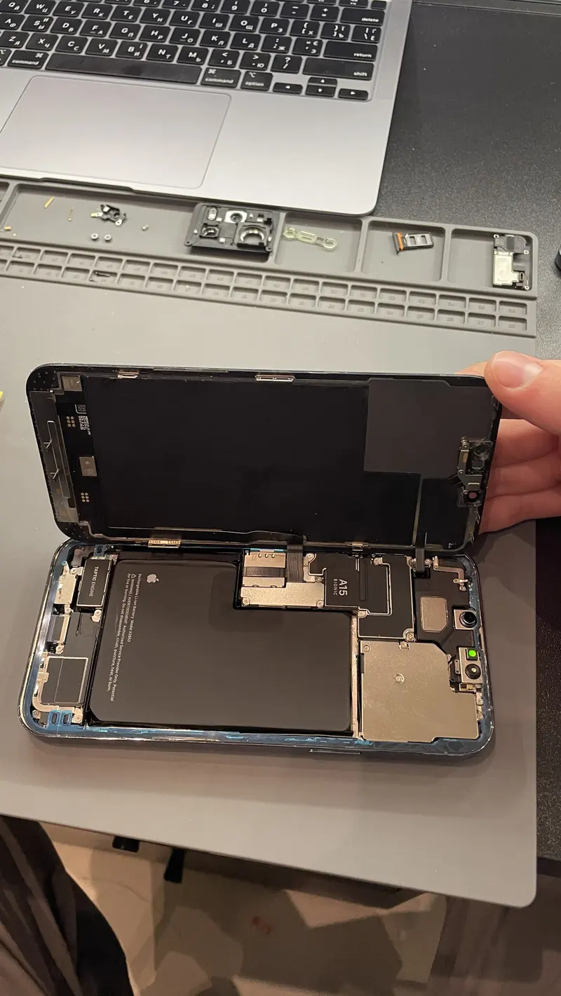 iPhone 13 Pro Max із відкритим дисплеєм
