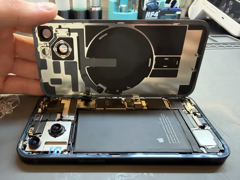 iPhone 14 зі знятою задньою кришкою