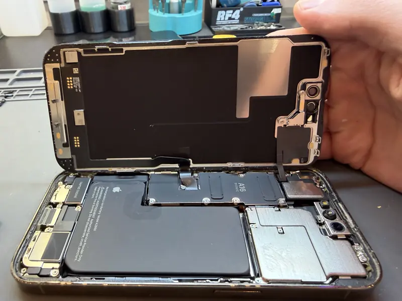 iPhone 14 Pro із відкритим дисплеєм