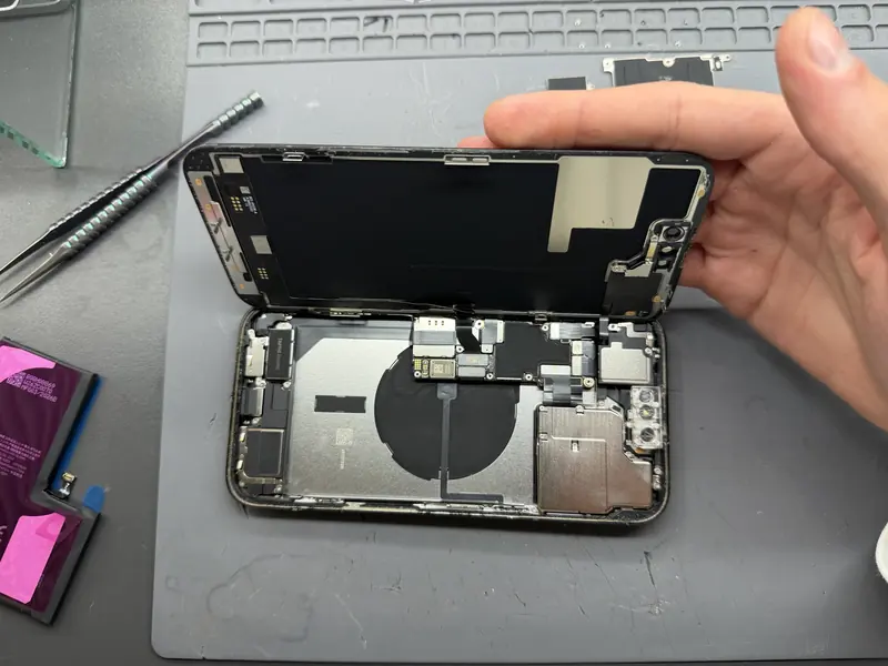iPhone 14 Pro Max без акумулятора