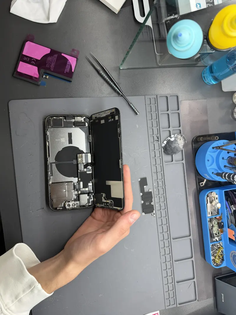 Заміна акумулятора iPhone 14 Pro Max, вигляд згори