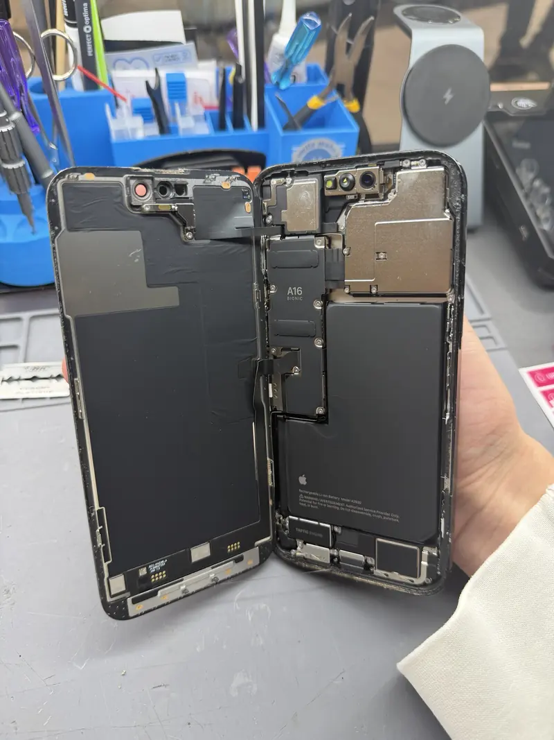 iPhone 14 Pro Max під час ремонту