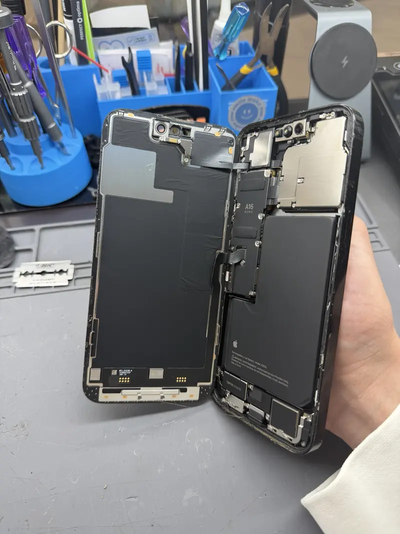 Відкритий iPhone 14 Pro Max на робочому столі