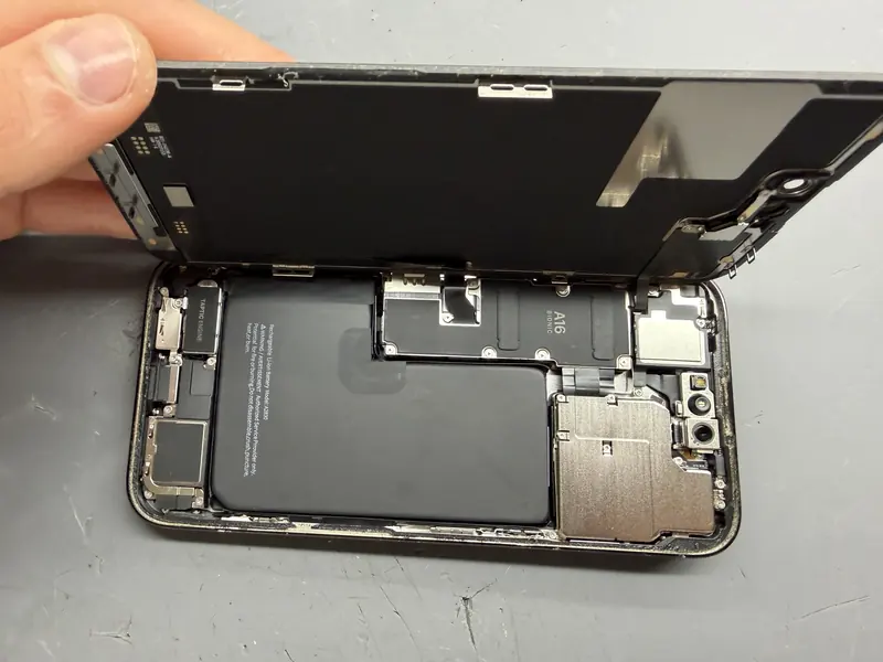 iPhone 14 Pro Max, видно акумулятор і плату
