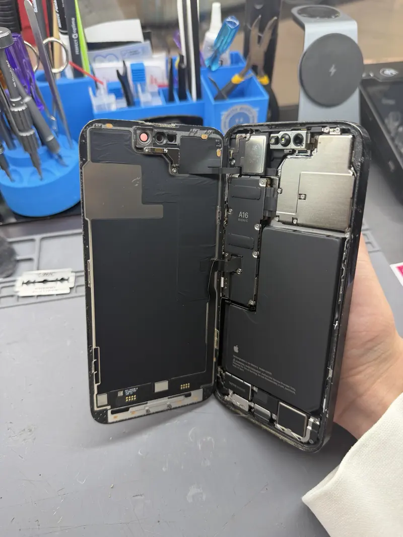iPhone 14 Pro Max розкритий: дисплей і плата A16