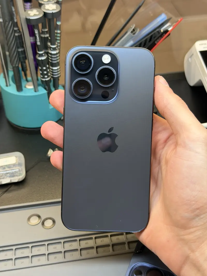 iPhone 15 Pro після заміни задньої кришки