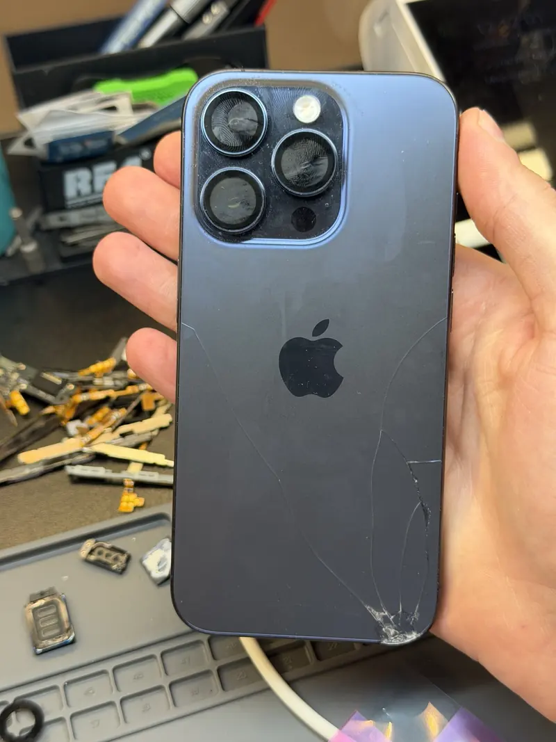 iPhone 15 Pro з розбитою задньою кришкою до ремонту