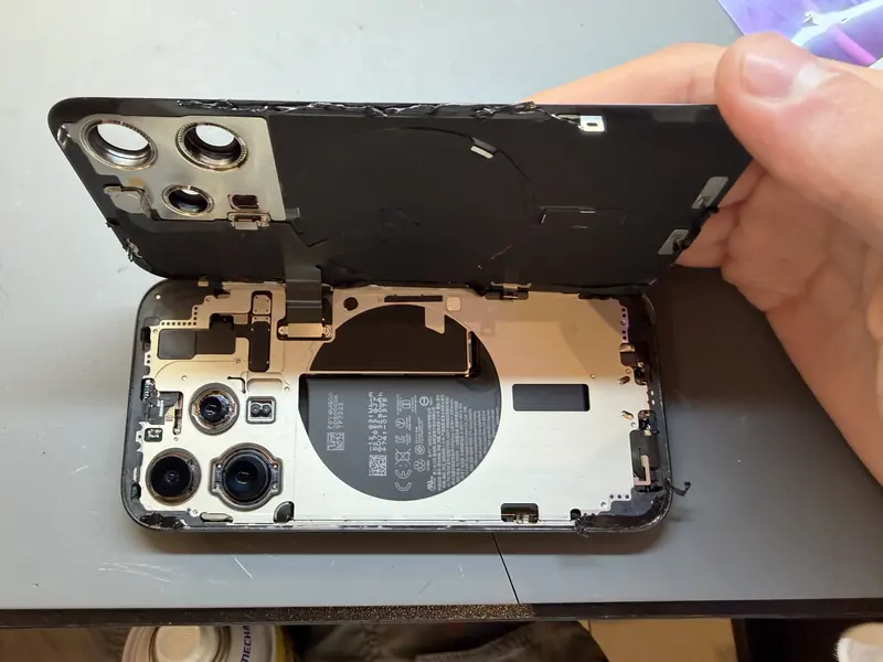 iPhone 15 Pro з відкритою задньою кришкою