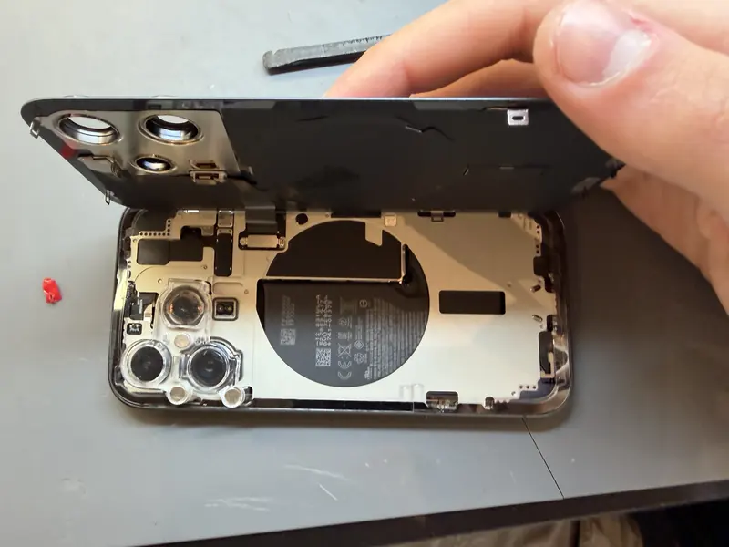 Внутрішня сторона задньої кришки iPhone 15 Pro