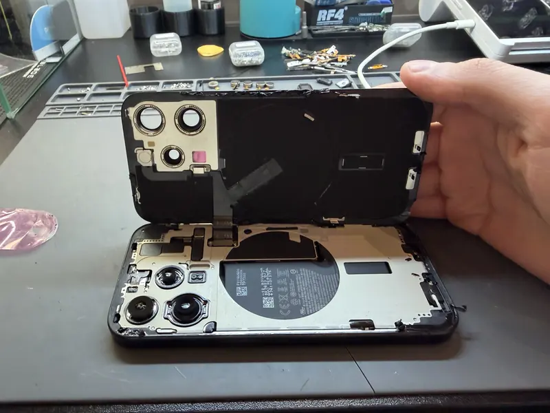 Знімаємо задню кришку iPhone 15 Pro