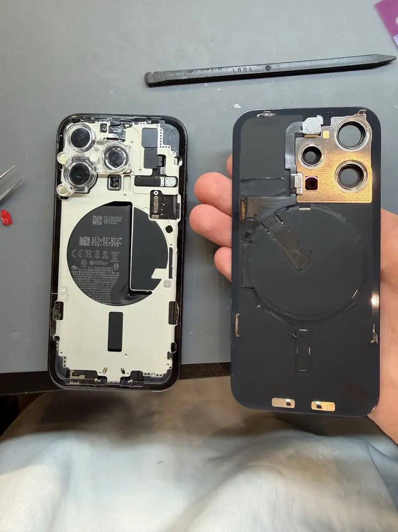 Корпус iPhone 15 Pro і знята розбита кришка