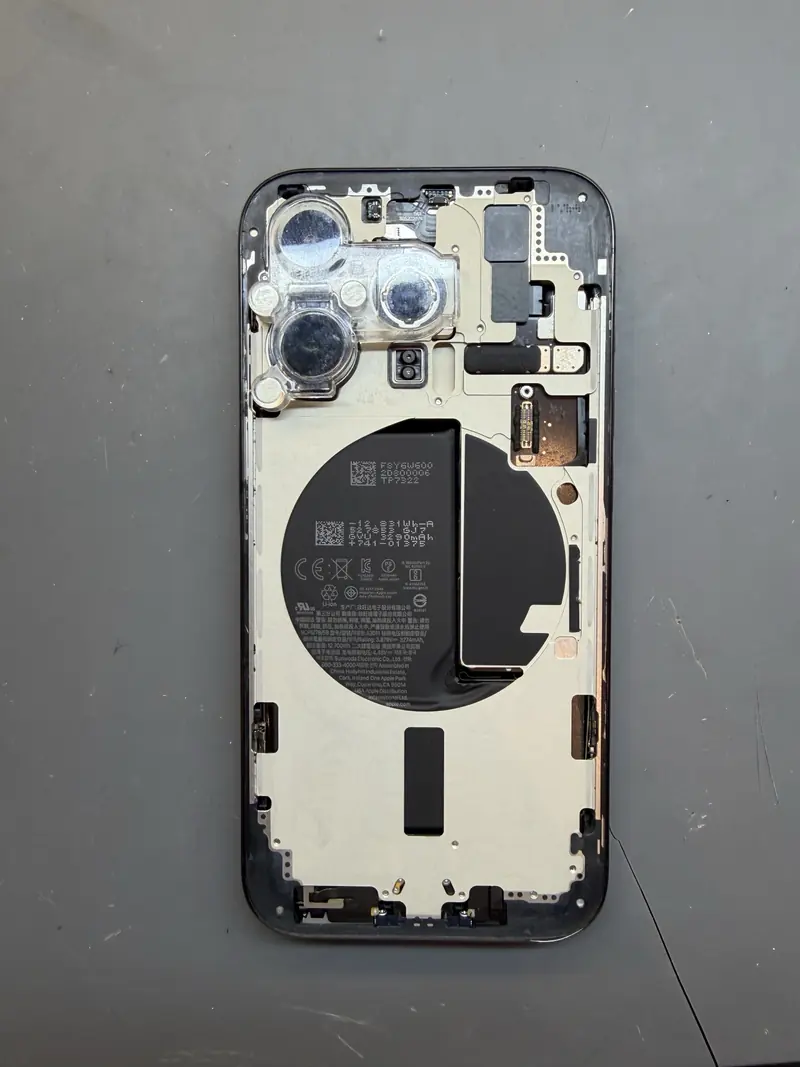 Корпус iPhone 15 Pro з захищеними камерами перед встановленням кришки