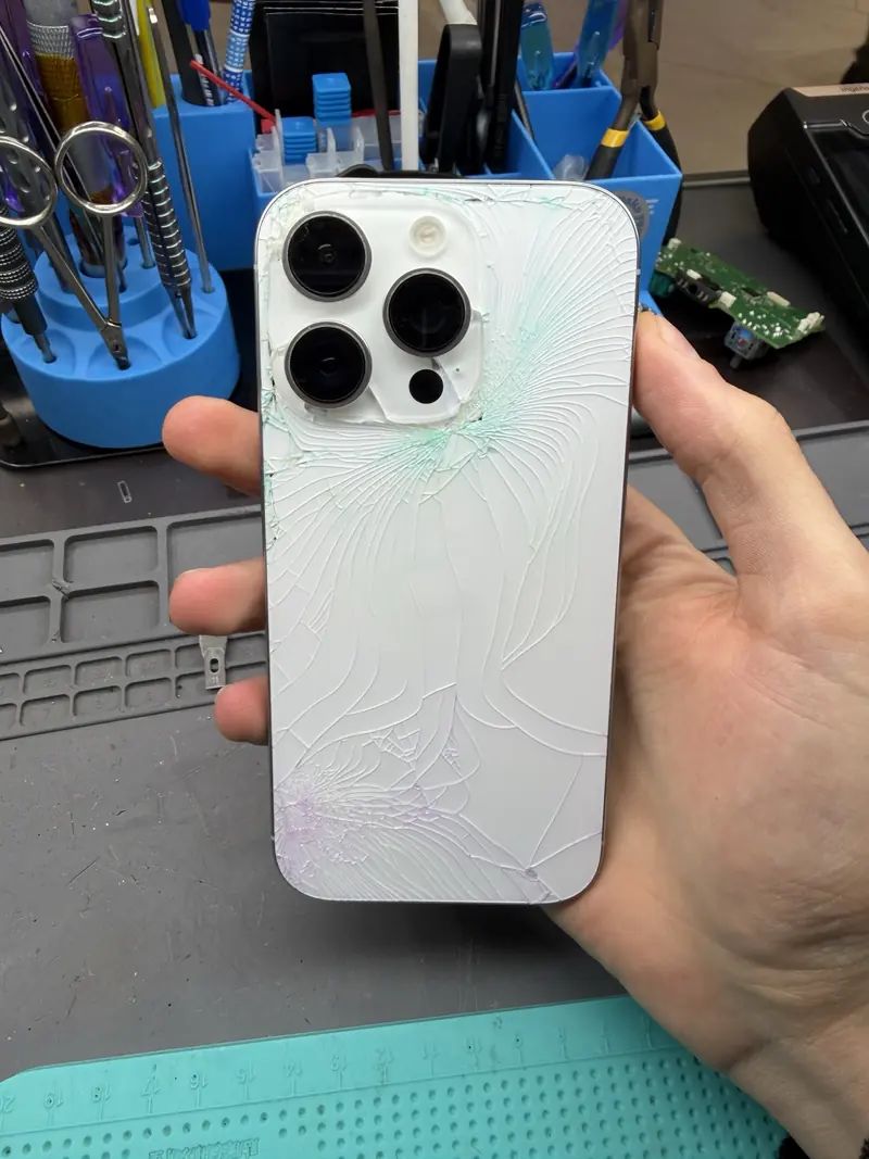 iPhone 16 Pro з розбитою задньою кришкою