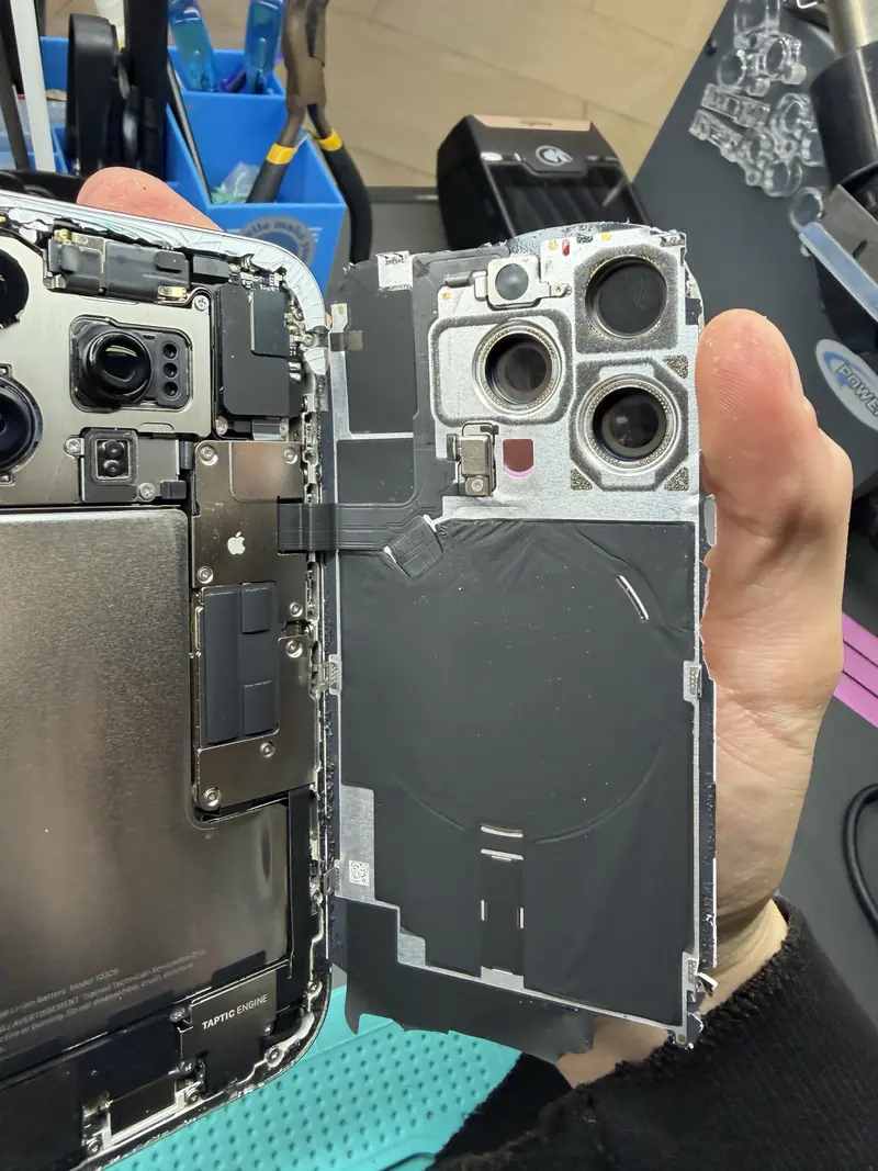 iPhone 16 Pro із знятою задньою кришкою