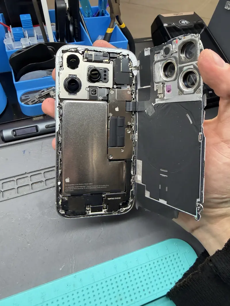 Знімаємо задню кришку iPhone 16 Pro
