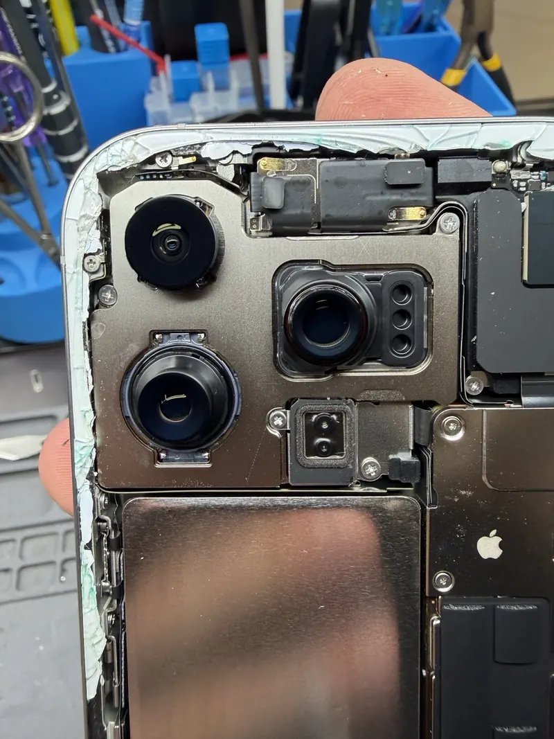 Блок камер iPhone 16 Pro зблизька