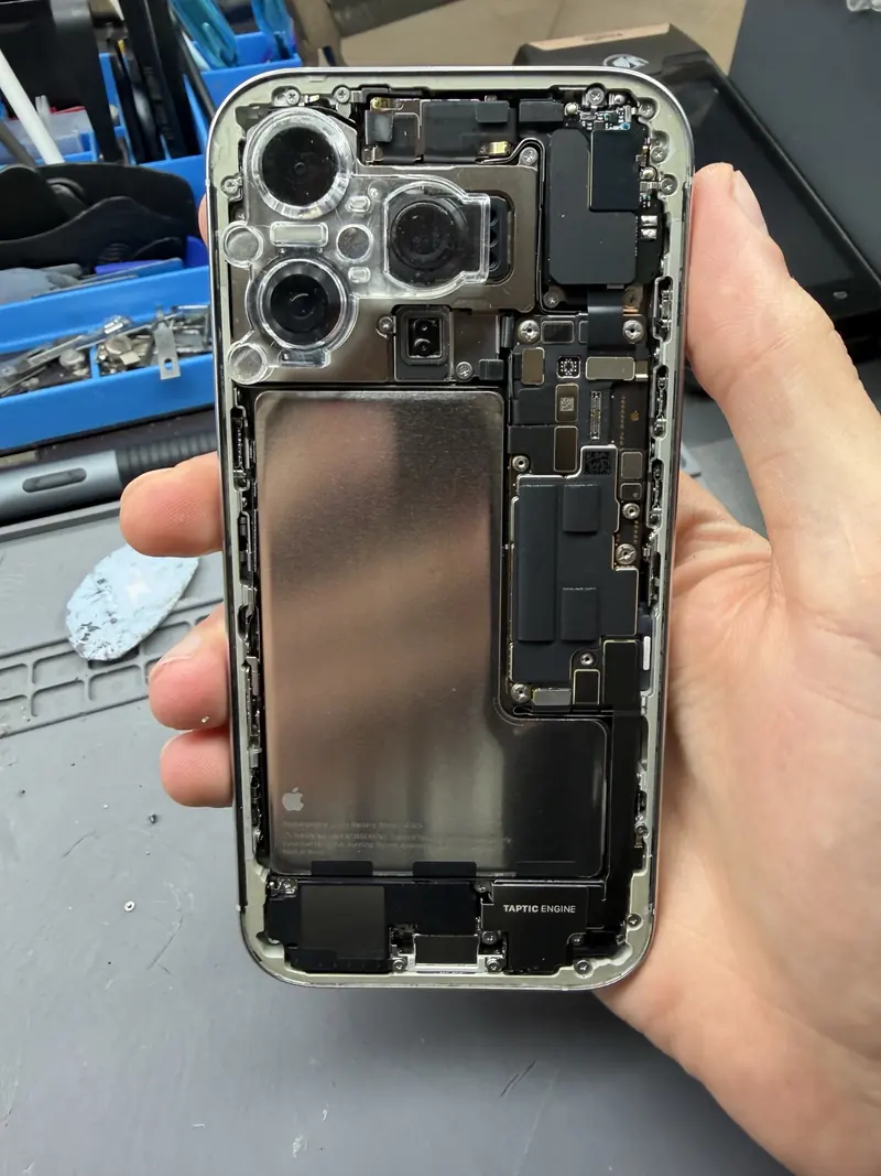 Корпус iPhone 16 Pro зсередини