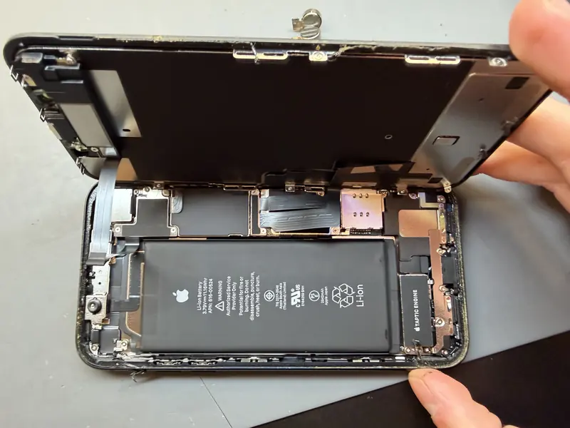 iPhone XR розкритий, видно акумулятор