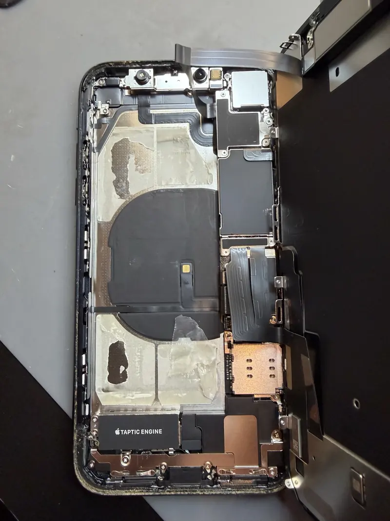 iPhone XR з забрудненим корпусом зсередини