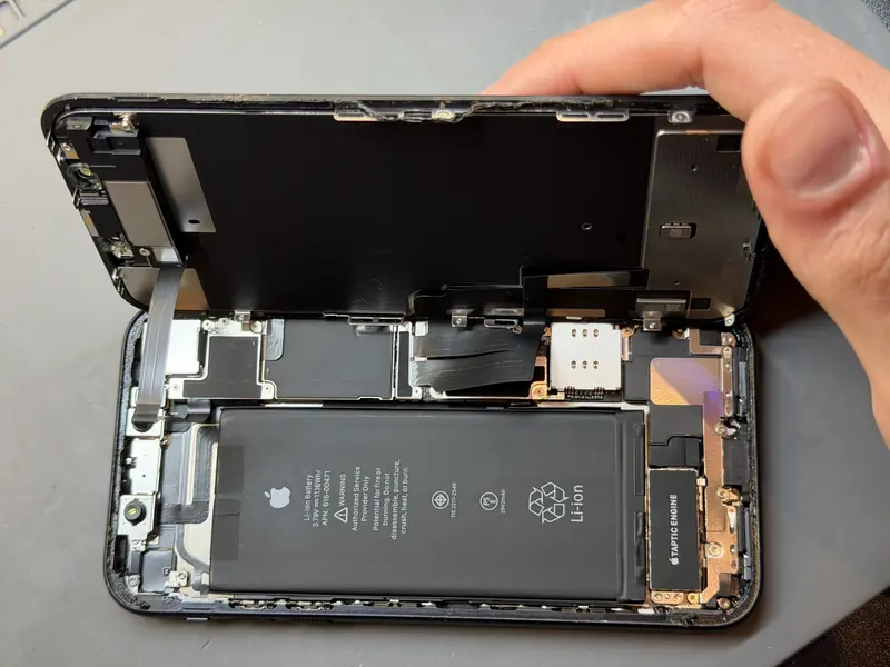 iPhone XR із відкритим дисплеєм