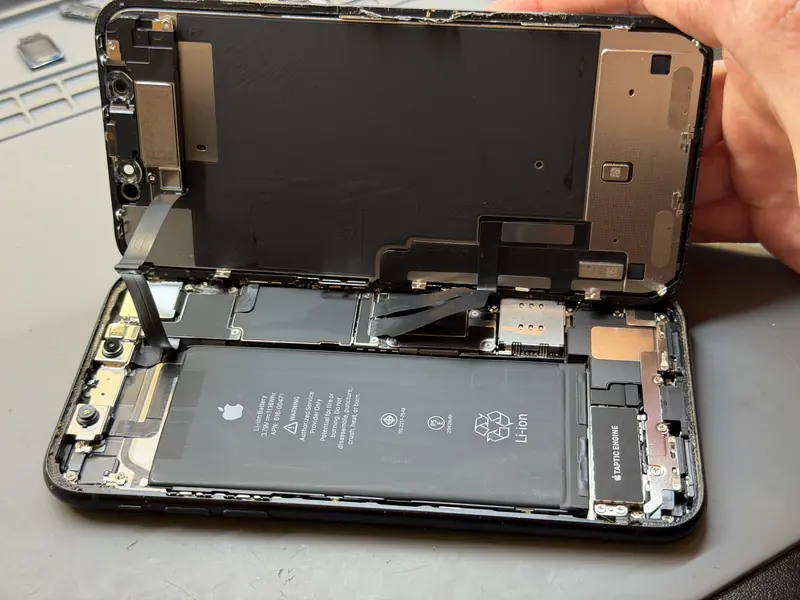 iPhone XR під час заміни акумулятора