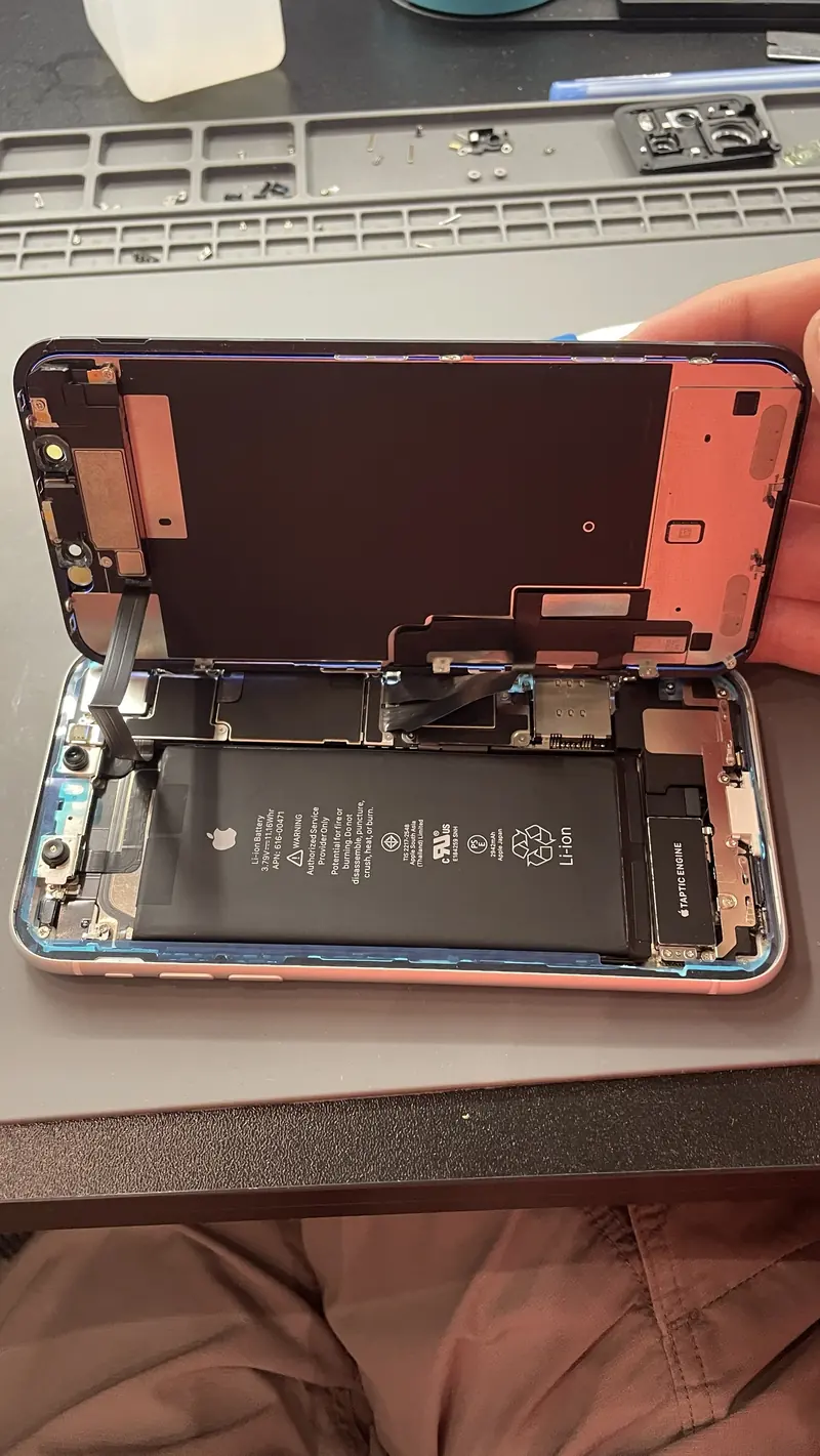 iPhone XR із відкритим дисплеєм
