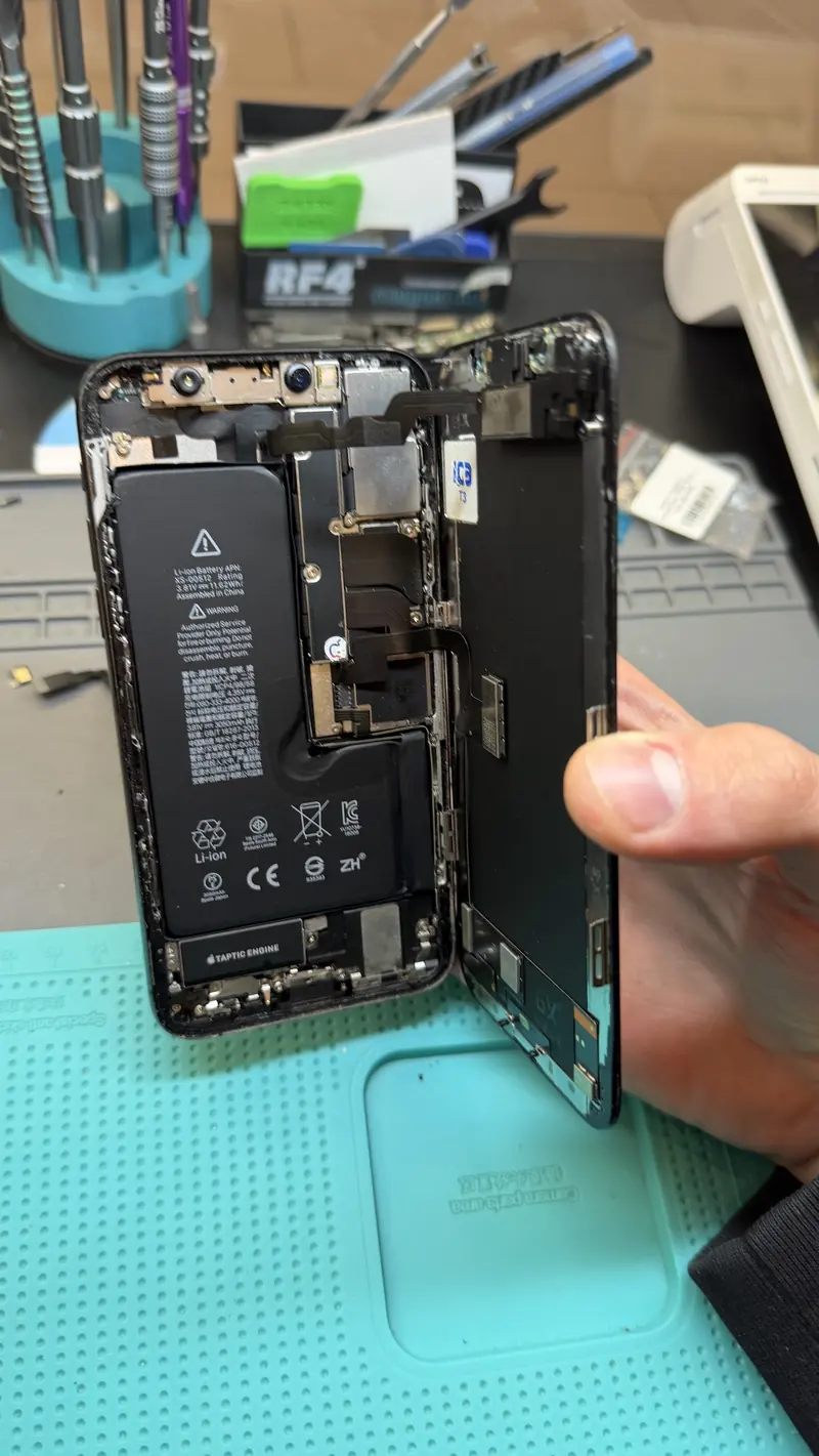 Заміна акумулятора iPhone XS