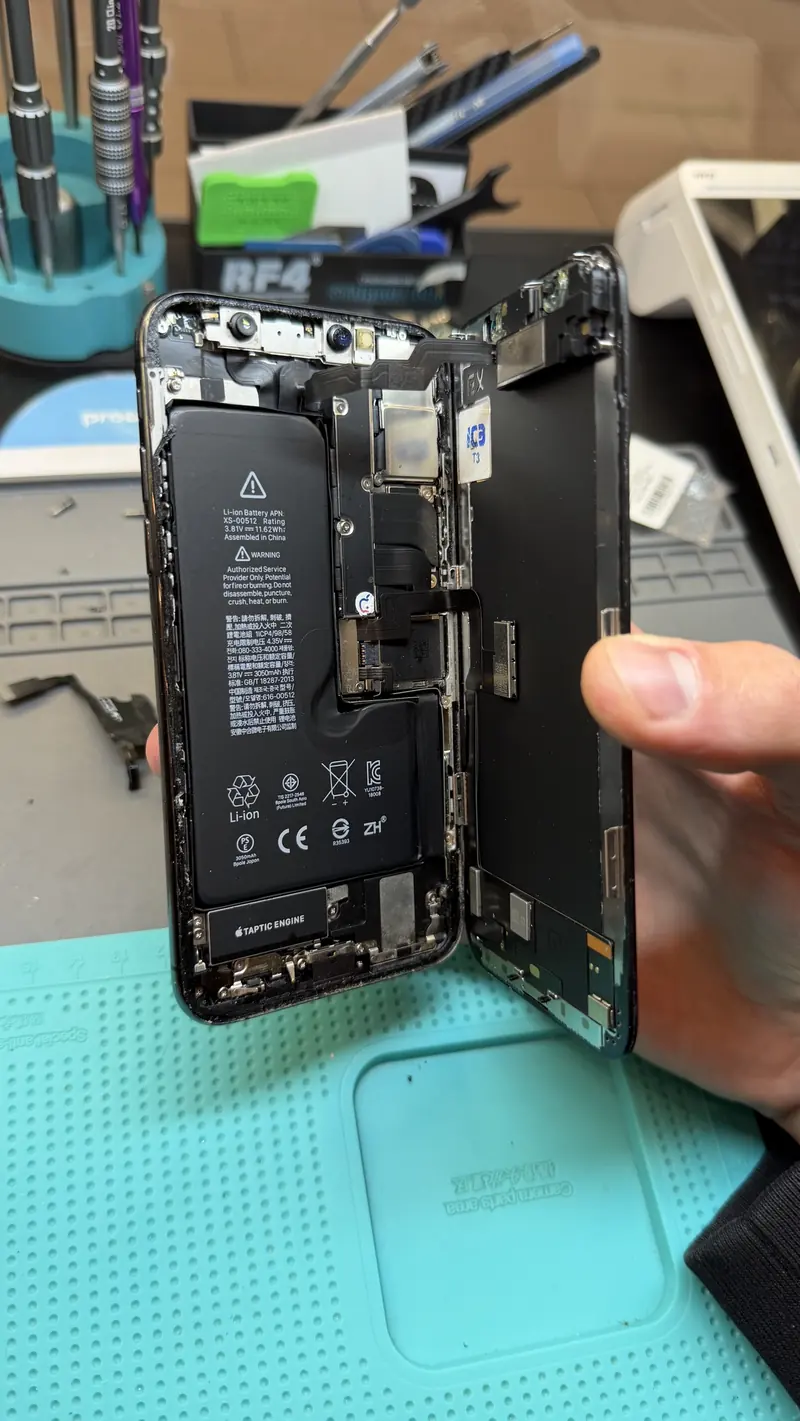 iPhone XS із відкритим дисплеєм