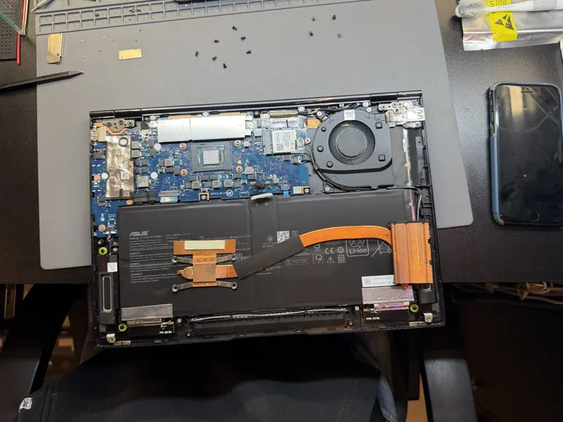 Ноутбук ASUS зі знятою системою охолодження