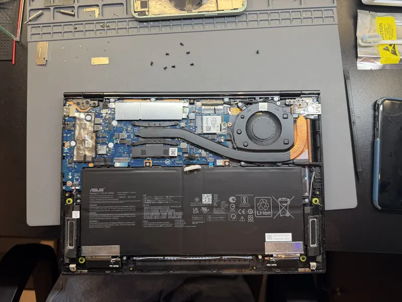 Ноутбук ASUS розкритий перед чисткою