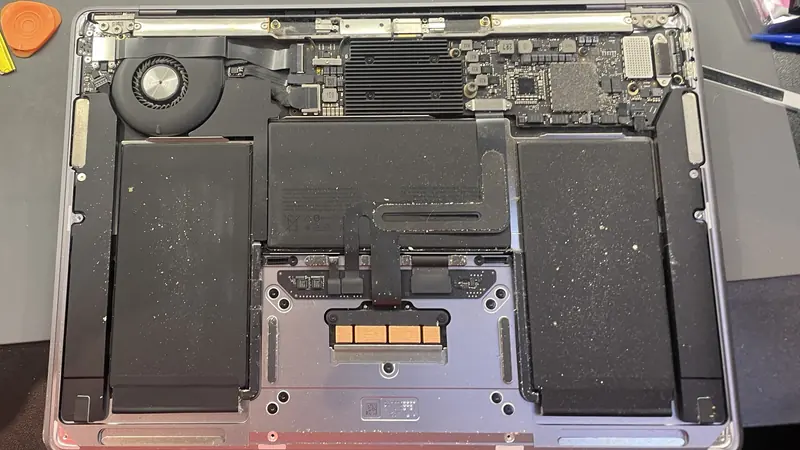 MacBook Air M1 з пилом усередині до чистки