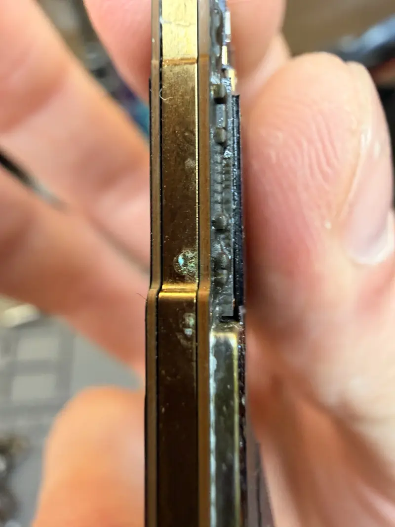 Корозія на платі iPhone після потрапляння води